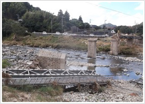 鉄道橋梁が濁流で流された跡